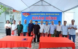 Khám bệnh, tư vấn sức khỏe, cấp thuốc cho gần 100 đối tượng chính sách