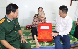 Đồng chí Bí thư Đảng ủy đi thăm tặng quà nhân dịp 27/7