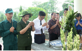 Đồng chí Trương Đại Dương Viếng nghĩa trang liệt sỹ tại thôn Nội Hợp xã Nam Phong cũ