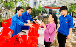 Tổ chức khám sức khoẻ và tặng quà Người có công nhân dịp kỷ niệm 78 năm ngày Thương binh Liệt sỹ 27/7