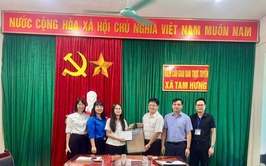 Đoàn Thanh niên Sở Nội vụ Hà Nội trao tặng 20 suất quà tri ân người có công tại xã Tam Hưng