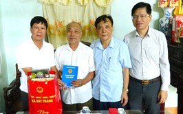 Lãnh đạo xã Bát Tràng viếng nghĩa trang Liệt sĩ Kim Sơn, Yên Viên và Xuân Quan; thăm, tặng quà thương bệnh binh, gia đình chính sách nhân dịp kỷ niệm 78 năm Ngày Thương binh Liệt sỹ (27/7/1947- 27/7/2025)