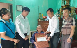 3 đoàn lãnh đạo phường Phú Lương đi thăm, tặng quà 9 đối tượng chính sách tiêu biểu nhân kỷ niệm 78 năm ngày thương binh liệt sỹ