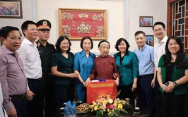 Bí thư Thành ủy Hà Nội thăm Bà Mẹ Việt Nam Anh hùng tại Phường Phú Thượng