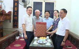 Lãnh đạo xã Phúc Thọ thăm và tặng quà các đối tượng chính sách tiêu biểu trên địa bàn dịp 27/7