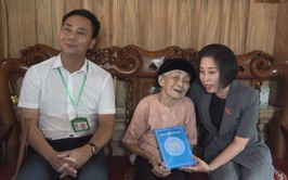 Đoàn ĐBQH thành phố Hà Nội thăm, tặng quà các gia đình có công tại xã Minh Châu