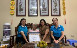 Hội Liên hiệp phụ nữ phường Cầu Giấy thăm, tặng quà Hội viên là gia đình chính sách, người có công