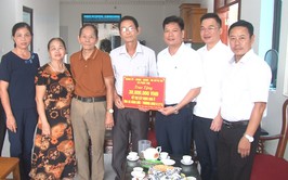 Phúc Thọ tổ chức trao kinh phí hỗ trợ nhà ở cho người có công nhân kỷ niệm 78 năm Ngày Thương binh - Liệt sĩ