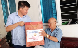 Uỷ ban MTTQ Việt Nam, các đoàn thể xã Trần Phú: tặng 16 xuất quà cho gia đình chính sách, người có công với cách mạng