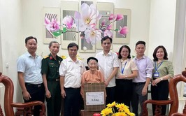 Lãnh đạo xã Ngọc Hồi thăm, tặng quà các thương, bệnh binh, gia đình chính sách tiêu biểu