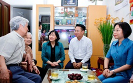
Đồng chí Bí thư Thành ủy Bùi Thị Minh Hoài thăm, tặng quà gia đình người có công tại phường Hà Đông