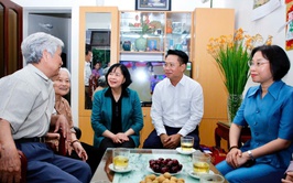 Đồng chí Bí thư Thành ủy Bùi Thị Minh Hoài thăm, tặng quà gia đình người có công tại phường Hà Đông