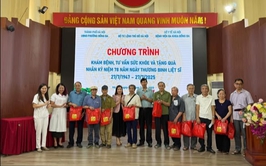 Phường Đống Đa tổ chức khám bệnh, tư vấn sức khoẻ và tặng quà cho đối tượng chính sách trên địa bàn