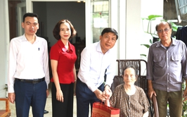 Bí thư Đảng ủy, Chủ tịch HĐND xã Quang Minh Nguyễn Thanh Liêm và Phó Bí thư Thường trực Đảng ủy Nguyễn Thị Ngọc Hà tặng quà người có công