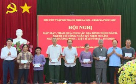 Đoàn công tác Hội Chữ Thập đỏ thành phố Hà Nội tặng quà các gia đình chính sách, người có công trên địa bàn xã Phúc Lộc