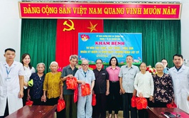 KHÁM BỆNH, TƯ VẤN SỨC KHOẺ, CẤP THUỐC, TẶNG QUÀ CHO HƠN 70 GIA ĐÌNH CHÍNH SÁCH, NGƯỜI CÓ CÔNG VỚI CÁCH MẠNG
