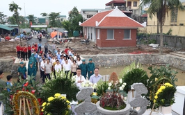 Đảng ủy, UBND xã Phú Xuyên tổ chức viếng nghĩa trang liệt sĩ và thắp hương tại Bảo tàng chiến sĩ Cách mạng bị địch bắt tù đày