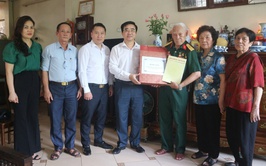 Khương Đình: Tổ chức thăm hỏi, tặng quà người có công nhân kỷ niệm 78 năm Ngày Thương binh - Liệt sĩ