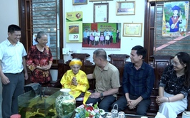 Chủ tịch UBND xã Mỹ Đức Nguyễn Quang Đường thăm và tặng quà mẹ Việt Nam anh hùng và thương binh, thân nhân liệt sĩ nhân dịp kỷ niệm 78 năm Ngày Thương binh liệt sĩ