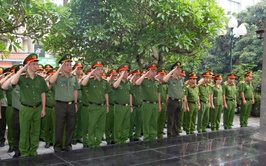 Công an phường Chương Mỹ tổ chức Lễ dâng hương tưởng niệm các anh hùng Liệt sỹ; tặng quà tri ân Mẹ  Việt Nam anh hùng và chiến sỹ đơn vị là con Liệt sỹ nhân kỷ niệm 78 năm ngày Thương binh – Liệt sỹ (27/7/1947 – 27/7/2025)