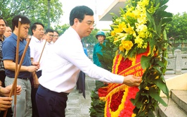 Phường Yên Sở tổ chức lễ dâng hương, dâng hoa tưởng niệm các Anh hùng liệt sĩ nhân kỷ niệm 78 năm ngày Thương binh liệt sĩ (27/7/1947 – 27/7/2025)