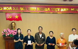 Xã Đan Phượng phối hợp tặng 20 sổ tiết kiệm cho gia đình chính sách.