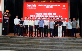 Báo Kinh tế và Đô thị tặng quà nhân ngày thương binh liệt sĩ 27/7