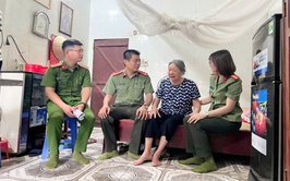    CÔNG AN XÃ GIA LÂM TỔ CHỨC DÂNG HƯƠNG VÀ THĂM HỎI CÁC GIA ĐÌNH LIỆT SĨ NHÂN KỶ NIỆM 27/7