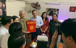 Chủ tịch HĐND Thành phố Nguyễn Ngọc Tuấn thăm, tặng quà gia đình người có công trên địa bàn phường Hai Bà Trưng nhân kỷ niệm 78 năm Ngày Thương binh - Liệt sĩ