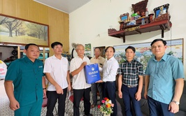 Chủ tịch UBND xã Vân Đình thăm, tặng quà các thương bệnh binh và gia đình chính sách nhân kỷ niệm 78 năm Ngày Thương binh - Liệt sĩ