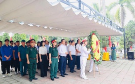 Đoàn đại biểu phường Từ Liêm dâng hương tại Nghĩa trang Liệt sĩ Thành phố nhân kỷ niệm 78 năm ngày thương binh - liệt sĩ (27/7/1947 - 27/7/2025)