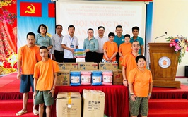 Hội Nông dân thành phố Hà Nội, hội Nông dân xã Yên Bài đã tới thăm hỏi, động viên và tặng quà cho các gia đình chính sách và các nạn nhân tại trung tâm chăm sóc, nuôi dưỡng và điều trị nạn nhân bị nhiễm chất độc dacam/dioxin