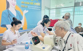 PHƯỜNG LÁNG KHÁM BỆNH, TƯ VẤN VÀ TẶNG QUÀ CHO CÁC ĐỐI TƯỢNG CHÍNH SÁCH