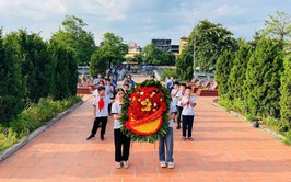 Thầy và trò Trường Tiểu học Bình Minh B thực hiện hoạt động tri ân các Anh hùng liệt sĩ và thương binh