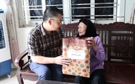 Lãnh đạo xã Mê Linh thăm, tặng quà người có công nhân kỷ niệm 78 năm Ngày Thương binh - Liệt sĩ