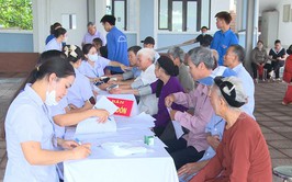 Trạm Y tế xã Phúc Lộc tổ chức khám bệnh, tư vấn sức khoẻ, cấp phát thuốc miễn phí cho người có công trên địa bàn xã