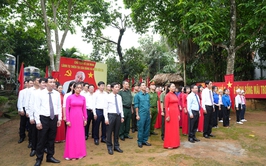 Đoàn đại biểu xã Hạ Bằng dâng hương tưởng niệm Chủ tịch Hồ Chí Minh và các anh hùng liệt sĩ