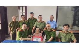 Công an xã Thiên Lộc tổ chức thăm, tri ân, tặng quà Mẹ Việt Nam anh hùng Nguyễn Thị Én - thôn Đại Độ