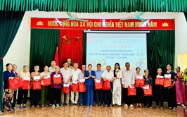 Xã Vân Đình, 51 suất quà tri ân được trao tặng tới các gia đình chính sách trên địa bàn 02 thôn Thành Vật, Đoàn Xá