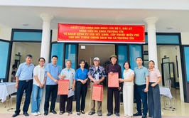 Khám bệnh, chăm sóc sức khỏe, cấp phát thuốc miễn phí cho 107 đối tượng chính sách tại xã Thường Tín