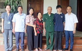 Gia đình anh Nguyễn Trọng Hiếu tặng 20 suất quà đến các thương binh, bênh binh, gia đinh liêt sy va ngươi co công trên địa bàn xã Xuân Mai