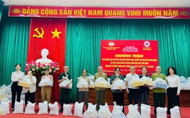 UB MTTQ Việt Nam phường Phú Lương phối hợp trao tặng 94 suất quà tới các đối tượng chính sách