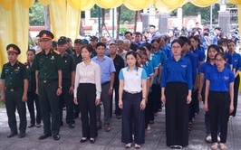 UB. MTTQ Việt Nam phường Phú Lương thắp nến tri ân các anh hùng Liệt sỹ tại 02 nghĩa trang Liệt sỹ phường