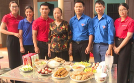 Bữa cơm sum vầy của tuổi trẻ Hát Môn tri ân thế hệ đi trước