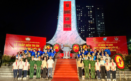 Xúc động Lễ thắp nến tri ân tại Đài tưởng niệm Liệt sỹ phường Xuân Đỉn
