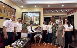 Phường Yên Sở tổ chức thăm hỏi, tặng quà các gia đình chính sách nhân kỷ niệm 78 năm ngày thương binh - liệt sĩ (27/7/1947 – 27/7/2025)