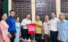 Phường Tương Mai tổ chức thăm hỏi, tặng quà Người có công và gia đình chính sách nhân kỷ niệm 78 năm ngày Thương binh - Liệt sĩ 27/7/2947-27/7/2025