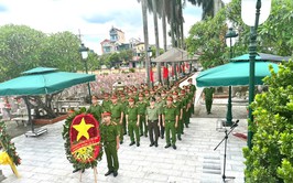 Công an xã Phù Đổng tổ chức dâng hương và thăm hỏi các gia đình thương binh, thân nhân Liệt sĩ nhân kỷ niệm 78 năm ngày Thương binh- Liệt sĩ 