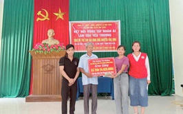 Hội Chữ thập đỏ xã Ứng Thiên trao quà hỗ trợ gia đình anh Nguyễn Văn Vinh, thôn Viên Ngoại