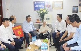 Chủ tịch UBND Thành phố Hà Nội Trần Sỹ Thanh thăm, tặng quà người có công trên địa bàn phường Hoàn Kiếm
